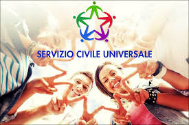 diversi ragazzi in cerchio che unendo le mani simboleggiano unione