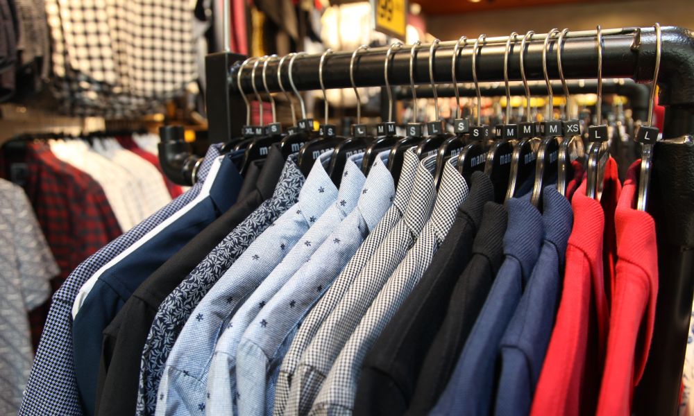 “Apri l’armadio e dona un vestito a chi vive in strada”