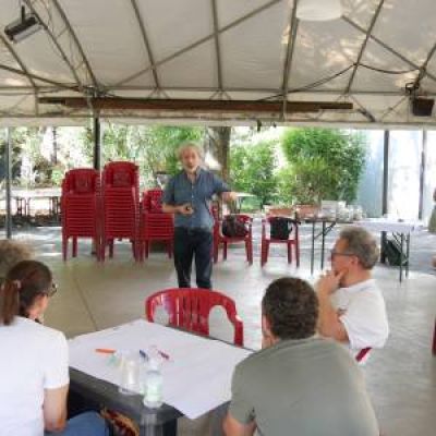 Si formano i tavoli per il word café