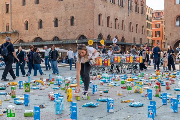 “Riempi il Piatto Vuoto” cerca volontari per l’evento in Piazza Maggiore